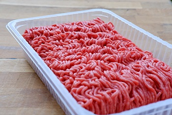 ground beef in plastic tray