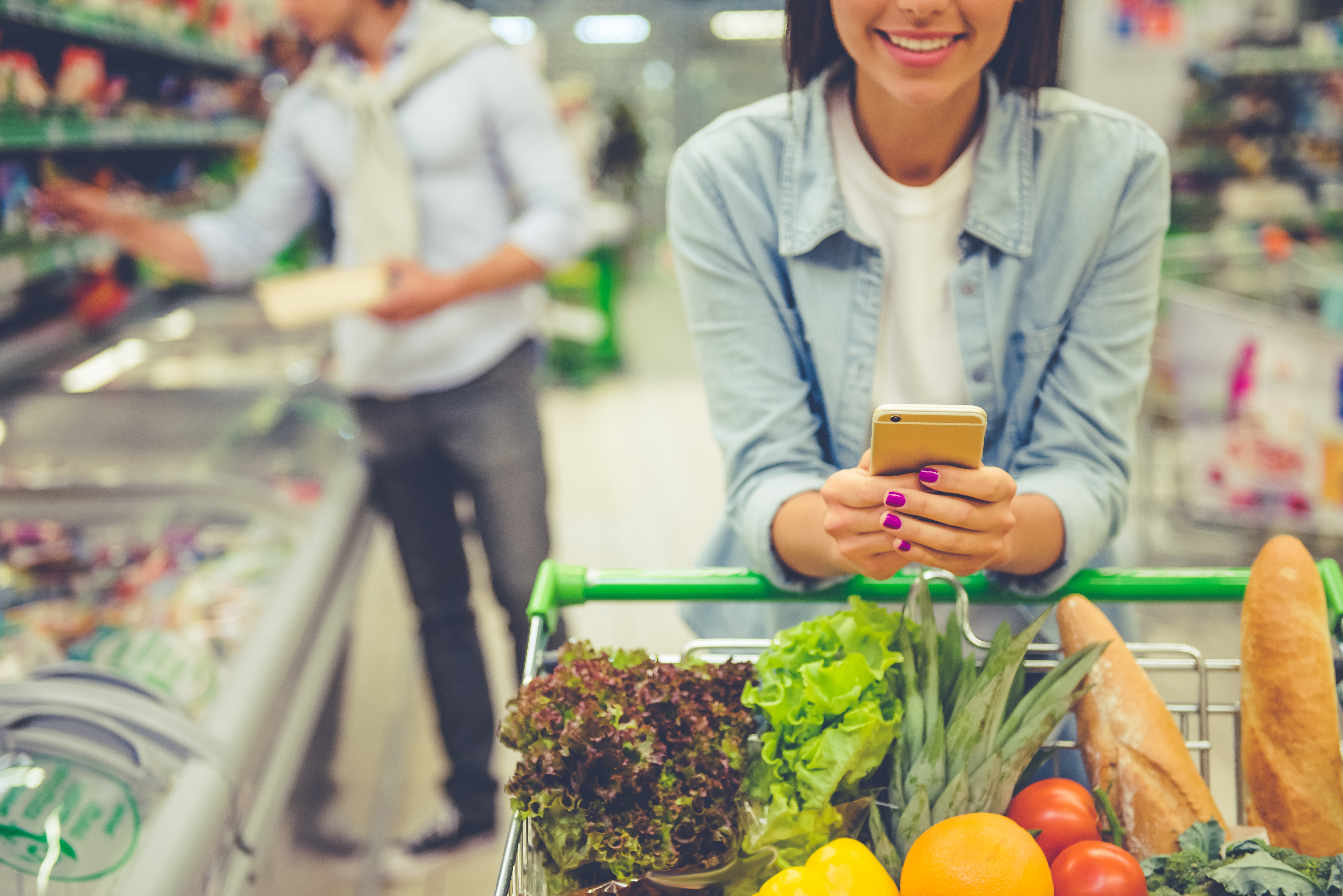 We buy food. Девушка с продуктами. Человек с продуктами. Шоппинг в продуктовом магазине. Продукты Ритейл.