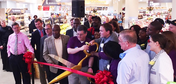 Store manager and front end manager of the new Giant at Potomac Yards in Alexandria, VA cutting the ribbon surrounded by Alexandria Mayor Bill Euille, City Councilman John Chapman and store associates. 