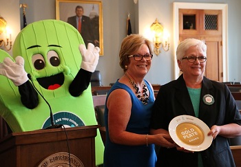 Leslie Sarasin awards Shirley Axe of Ahold  USA the Gold Plate Award for the Savory: Fast, Fresh and Easy™
