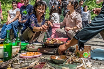 1200px-Korean_Family_BBQ_Picnic_(21535627010)